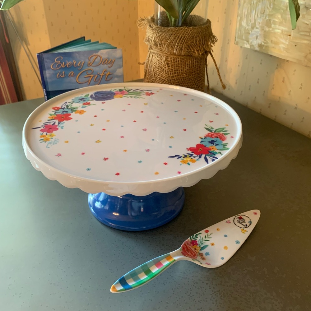 The Pioneer Woman, NEW Cake Stand with Cake Cutter. 100 percent Melamine.